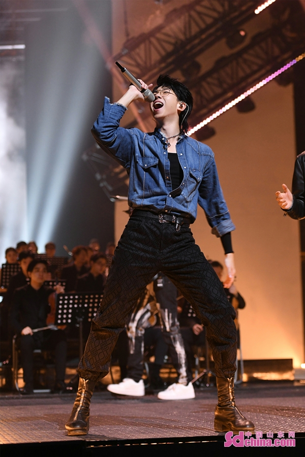 哥哥版《See You Again》舞臺爆燃 白舉綱鋼琴彈唱驚豔開場