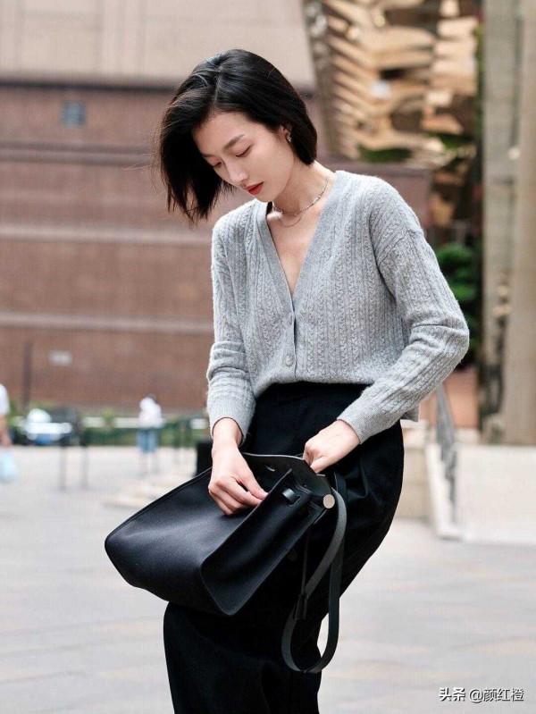 今年秋天流行穿“針織衫”,搭配黑色西裝褲灑脫時髦,優雅大方 今年秋天流行穿“針織衫”,搭配黑色西裝褲灑脫時髦,優雅大方