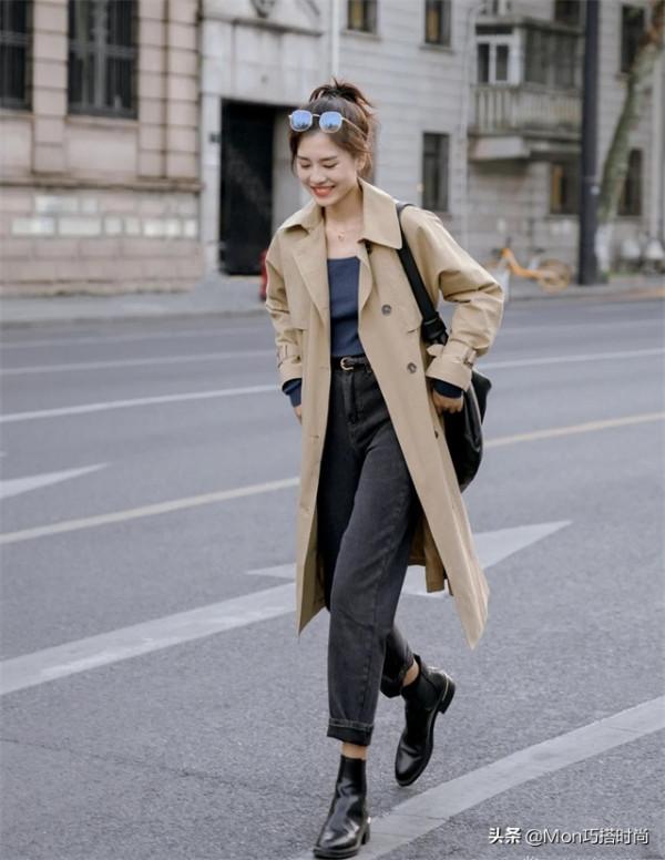 為什麼今年的風衣，內搭都在穿“煙管褲+T恤”？重點是顯瘦又洋氣