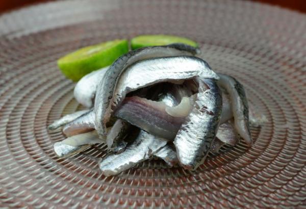 小辣魚零食是用什麼魚做的？是魚療店裡的退休小魚嗎？