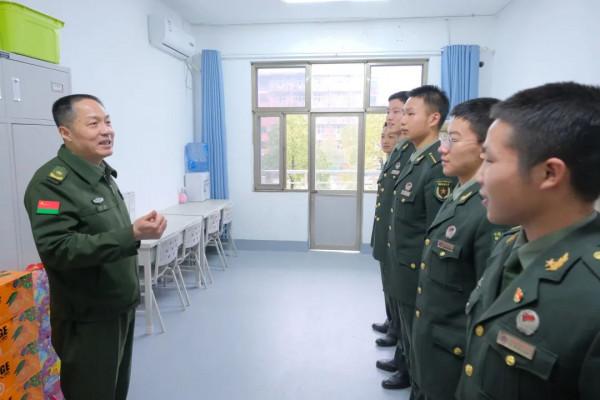 校長黎湘一行看望留守官兵，與大家共進年夜飯
