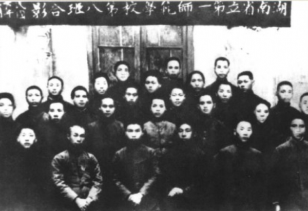 60年李正中同曹雲芳看望毛主席，閒聊中毛主席問：認得賀培真嗎？