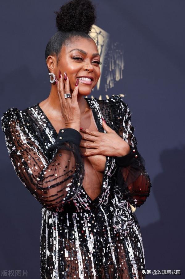 第73屆艾美獎，塔拉吉-P-漢森一襲黑色禮裙亮相，魅力十足