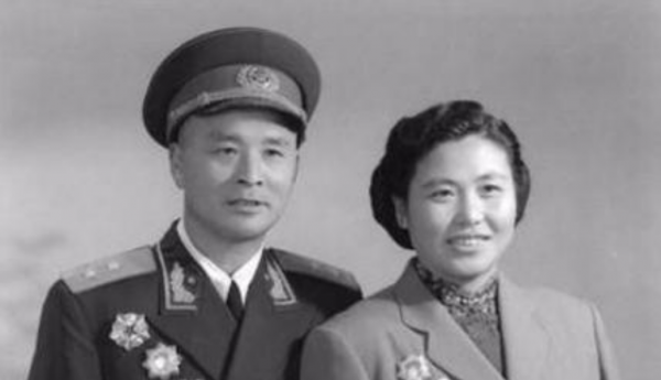 開國大典中,攙扶著宋慶齡的人是誰?18歲嫁給葉劍英,官至正國級 開國大典中,攙扶著宋慶齡的人是誰?18歲嫁給葉劍英,官至正國級