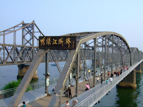 抗美援朝中有一座橋，美軍為何只敢轟炸接近朝鮮的一半？他們在怕什麼？