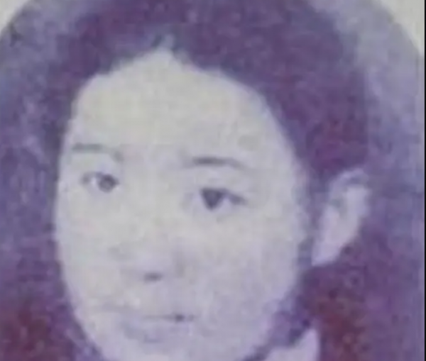 她被日寇砍掉雙手後，親眼看著木楔子釘進自己身體，仍不透露軍秘