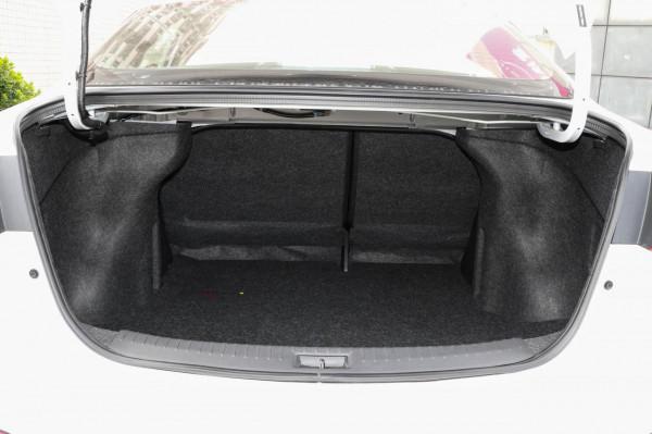 想買省油耐用的轎車,不妨看看藍鳥,變速箱平順、後備廂空間大 想買省油耐用的轎車,不妨看看藍鳥,變速箱平順、後備廂空間大