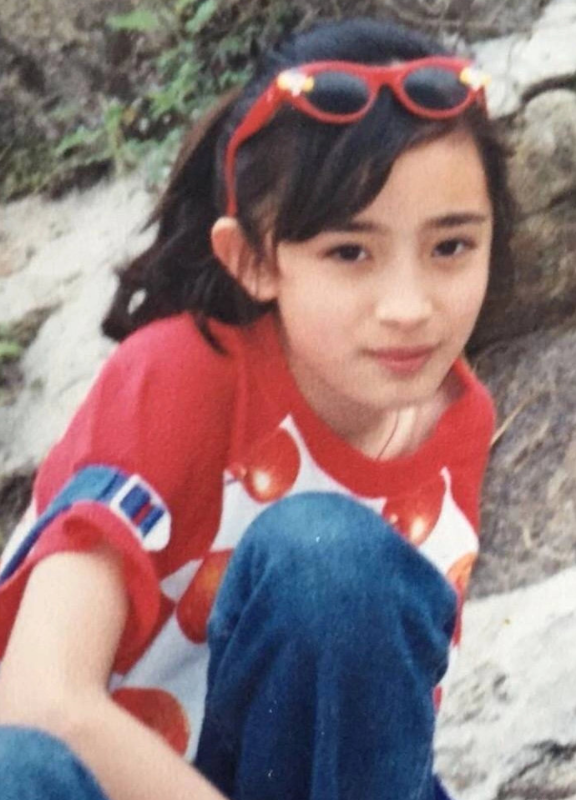 楊冪從小美到大，那些天天說她整容的可以歇歇了