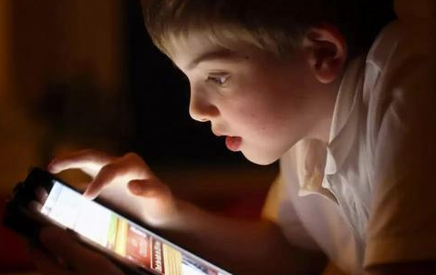 常給孩子看手機？你正在毀了他的眼睛