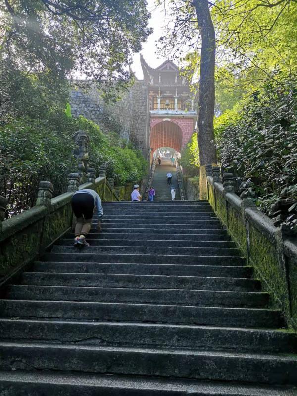我在九華山：毫無徵兆地摔倒在了九華街上