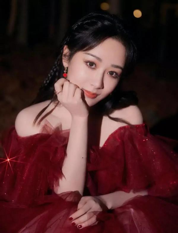 楊紫跨年酒紅色長裙 楊紫跨年酒紅色長裙