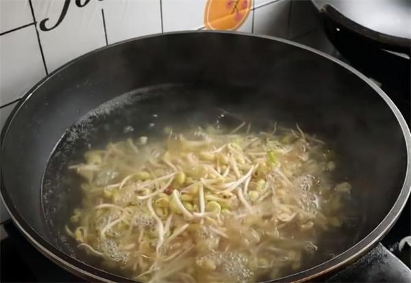 教你用大米做米皮，陝西特色小吃涼皮的正確做法，味道好吃容易學