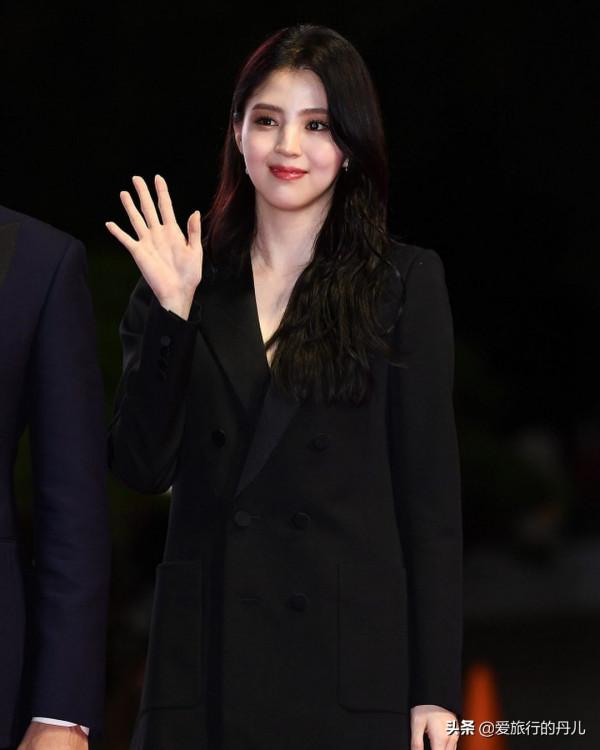 撞臉宋慧喬的韓國女星韓素希，一襲黑色西服裙盡顯幹練優雅的氣質