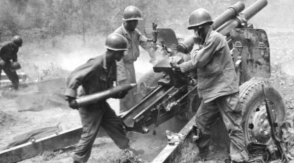 湖南一15歲新兵擅自開炮，被連長呵斥關禁閉，團長忙攔：記二等功