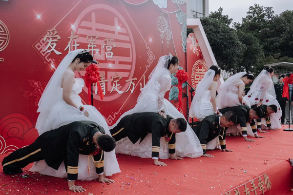 浪漫軍婚:軍車當婚車,嫁人就嫁軍隊好兒郎 浪漫軍婚:軍車當婚車,嫁人就嫁軍隊好兒郎