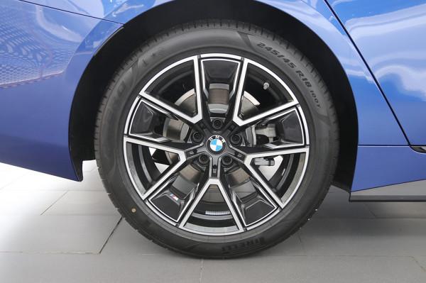 寶馬4系四門轎跑車實拍：外形動感拉風，實用性還不錯