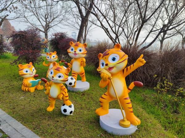 真假老虎齊上陣 虎年生肖氛圍濃