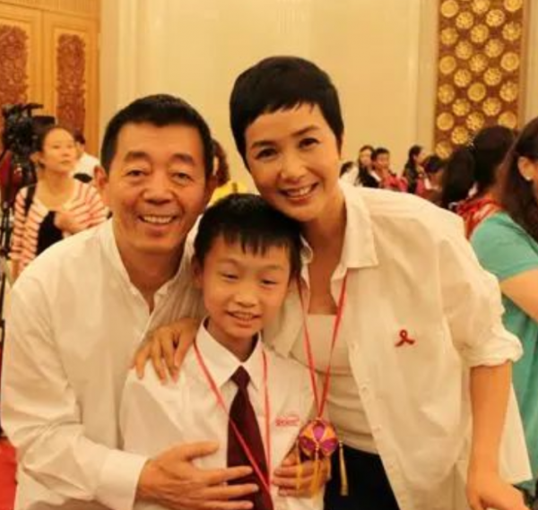 嫁給名導的5位“嬌妻”：陳婷18歲就生子，徐帆54歲至今不生孩子