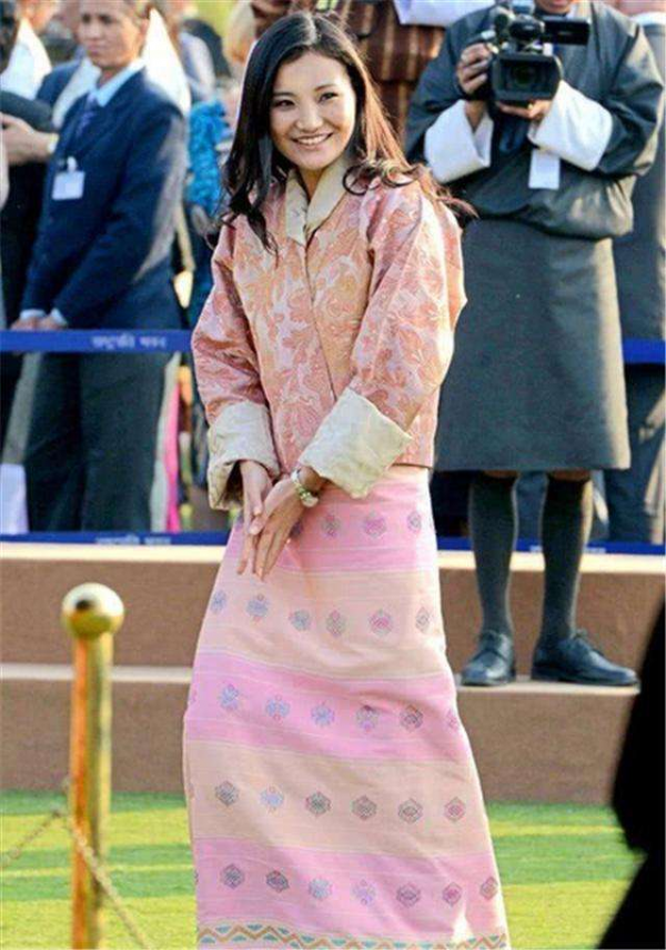 泰國第一夫人：搶了王后和布麗吉特風頭，給佩瑪行屈膝禮贏在氣質