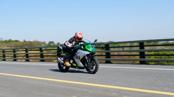 對新手很友好並不意味著平庸—貝納利龍捲風252R評測