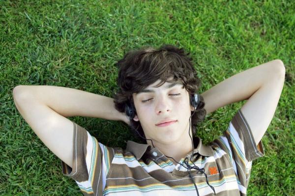 為什麼戴耳機會導致聽力受損？常戴耳機的你，可得注意這些問題