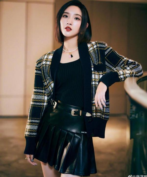 唐藝昕出席活動，針織開衫搭配短裙，活潑可愛的小仙女