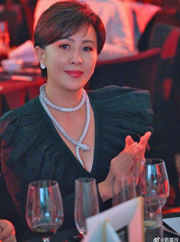 內地明星化妝及髮型費曝光,張柏芝天價費用比同場劉嘉玲足足貴5倍 內地明星化妝及髮型費曝光,張柏芝天價費用比同場劉嘉玲足足貴5倍