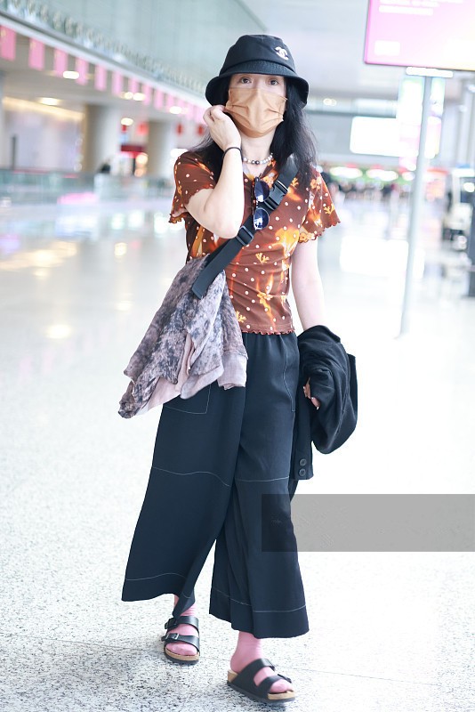 周迅帶火了“不羈風”，闊腿褲配拖鞋看似邋遢，實則隨性又時髦