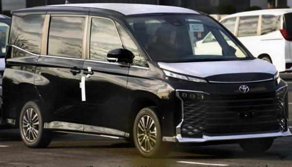豐田新款MPV實車曝光，外觀很霸氣，7座，雙側滑門，兩種動力