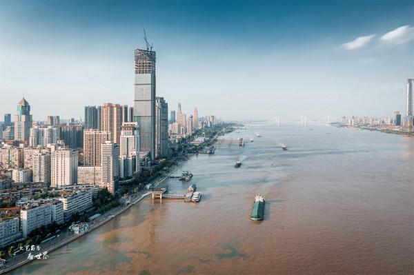 一座城市有83所大學、3大火車站、4大港口，這是個什麼神仙地方？