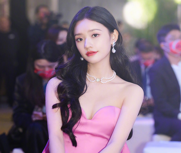 頒獎鬧出大烏龍！林允和劉逸雲拿錯對方獎盃，可愛到讓人差點笑噴