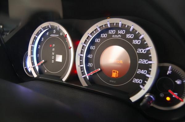 去加油站加油，“加滿”與“加200”哪種加油方式更好呢？