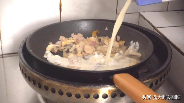 天冷了，煮個酥皮面包湯喝，喝完湯，吃浸滿奶油湯汁的麵包，滿足