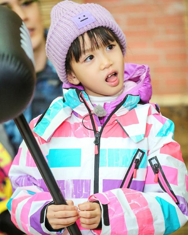 《爸爸去哪兒》8年了，10位女娃變化大，有人進入變美尷尬期