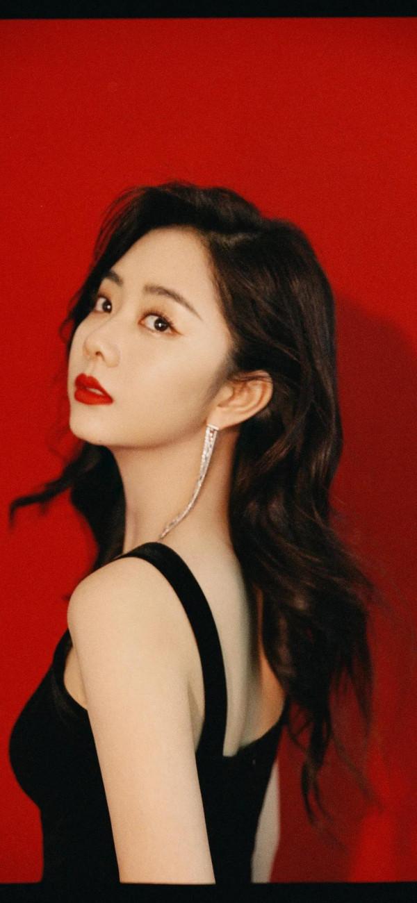 有喜歡譚松韻的嗎？30多歲的人，還是一幅娃娃臉，這才叫永遠18歲