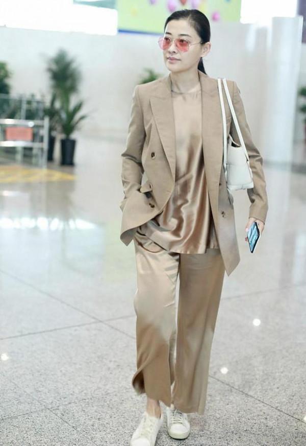 梅婷不僅素顏還穿個“睡褲”出鏡，面部顯老又怎樣？依舊那麼的美