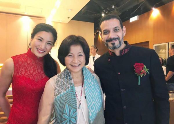 鄭佩佩祖孫三代同框，半歲外孫會用上海話叫外婆，長相像極非洲爹