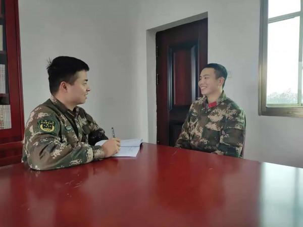 &OpenCurlyDoubleQuote;休假歸隊&rdquo;，他再掛列兵銜