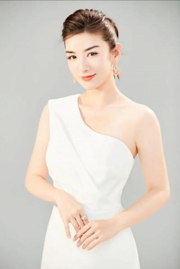 黃奕：整容前真的很美