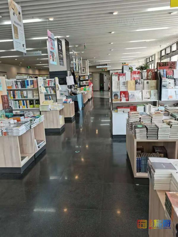 京城簡約風書店，乾淨明亮簡簡單單的閱讀之所