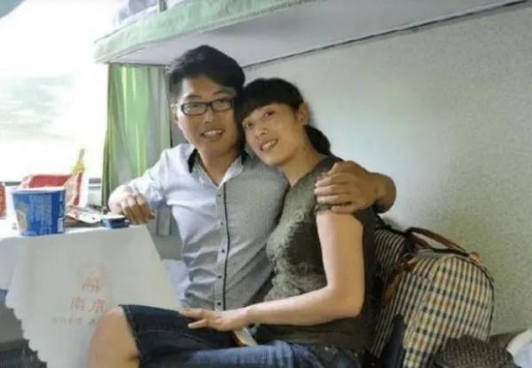 流浪歌手沒雙腿沒文化，卻娶了健康漂亮女孩活成勵志人物，他憑啥