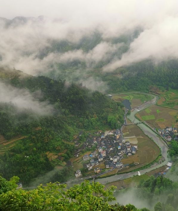 湘西有一條40公里景觀路，還未開發，我自駕後稱其為“最美縣道”