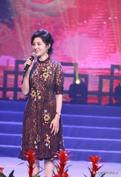 周濤51歲穿老年裙，71歲的潘迎紫，穿粉色v領的裙子