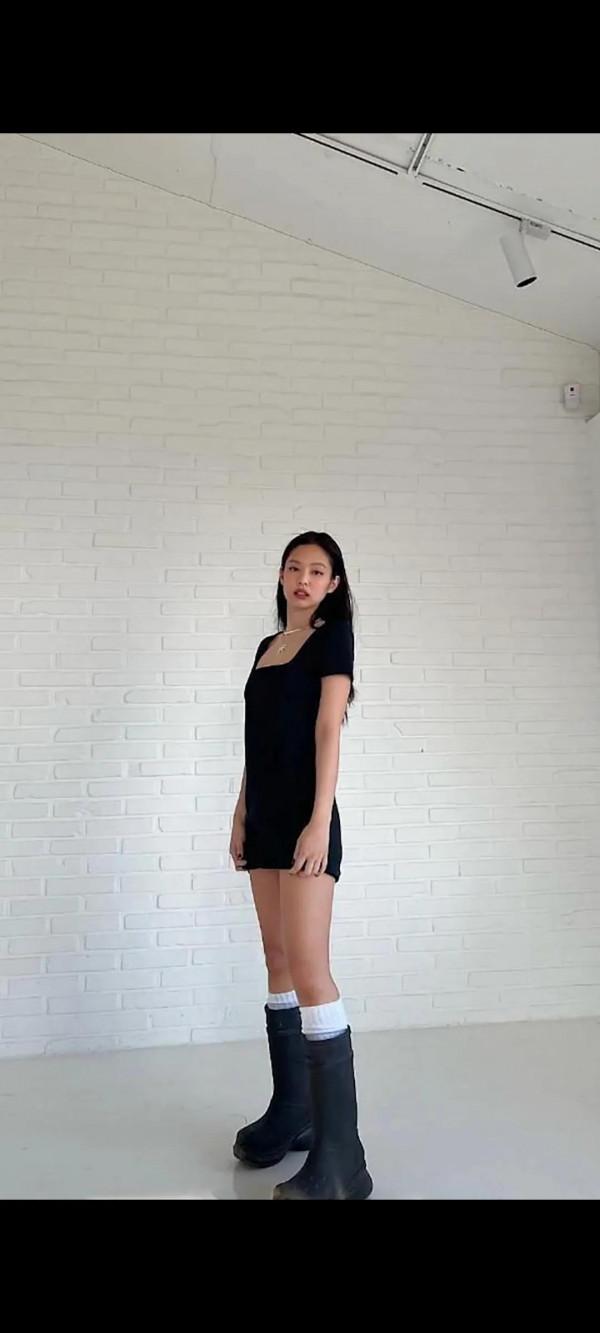 Jennie發出方領小黑裙穿搭