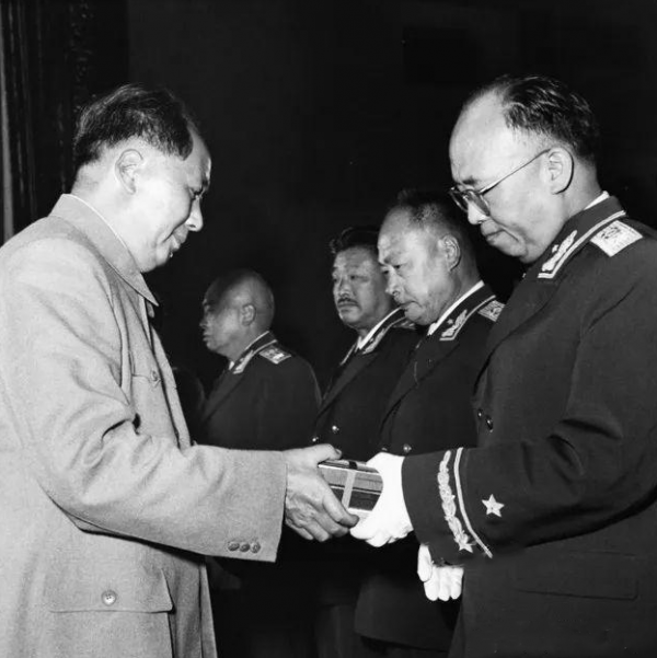 1955年，軍委連開兩天會議敲定元帥11位，為何後來缺一人？