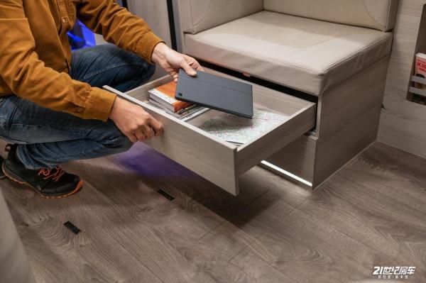 標緻汽車最新款B型房車釋出！專為2人出行設計，會客區大到能跳舞