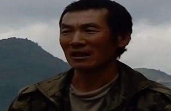 用鐵鏈將妻子鎖在豬圈11年，還想賣女兒，卻被稱絕世好男人