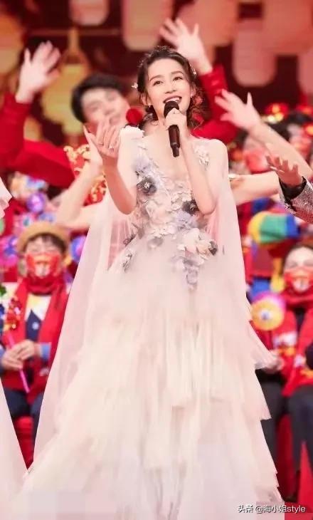 各大衛視春晚眾星雲集,Baby百萬珠寶搶鏡,楊冪百花裙奪人眼球 各大衛視春晚眾星雲集,Baby百萬珠寶搶鏡,楊冪百花裙奪人眼球