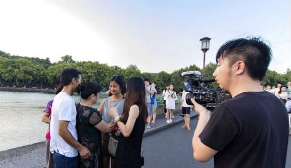 她出生3天被父母遺棄，美國夫婦領養20多年，為親生父母回到中國