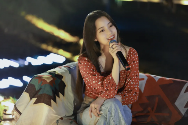 克萊因藍過時了？2021年的4個秋冬流行色，顯白又高階